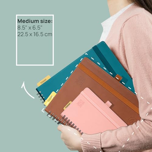POPRUN Agenda Semainier 2025-2026 : Planificateur Vertical 17 Mois (Août 2025 - Décembre 2026) avec Couverture Souple, Spirale, Règle et signet - Format 22 x 16,5 cm, Papier 80g/m², Marron