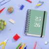 Agenda Scolaire 2025-2026 A6 (12x17 cm) - Page par Jour, Bilingue Espagnol/Anglais, Spirale, Élastique, Autocollants - GRAMMAR Vert