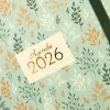 Agenda Spirale 2026 Hebdomadaire Horizontal Janvier-Décembre - Couverture Rigide Anti-Rayures avec Élastique et Autocollants Thématiques